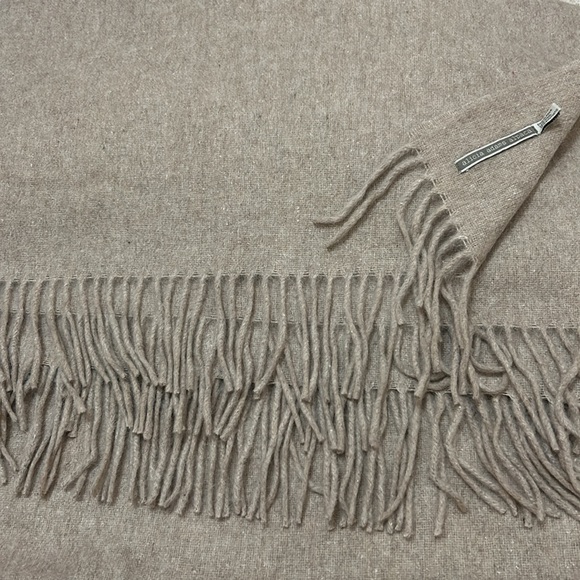Alicia Adams Alpaca Throw, Tan, mint condition like new - Picture 2 of 4